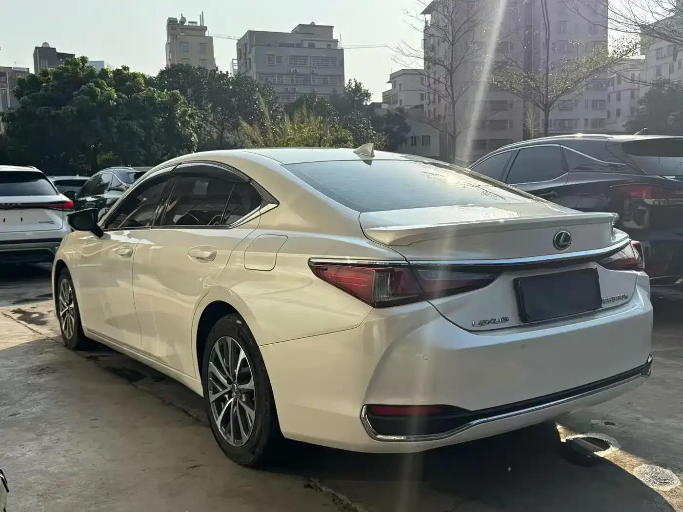 Lexus ES 2022 300h Premium Edition — миниатюра 9