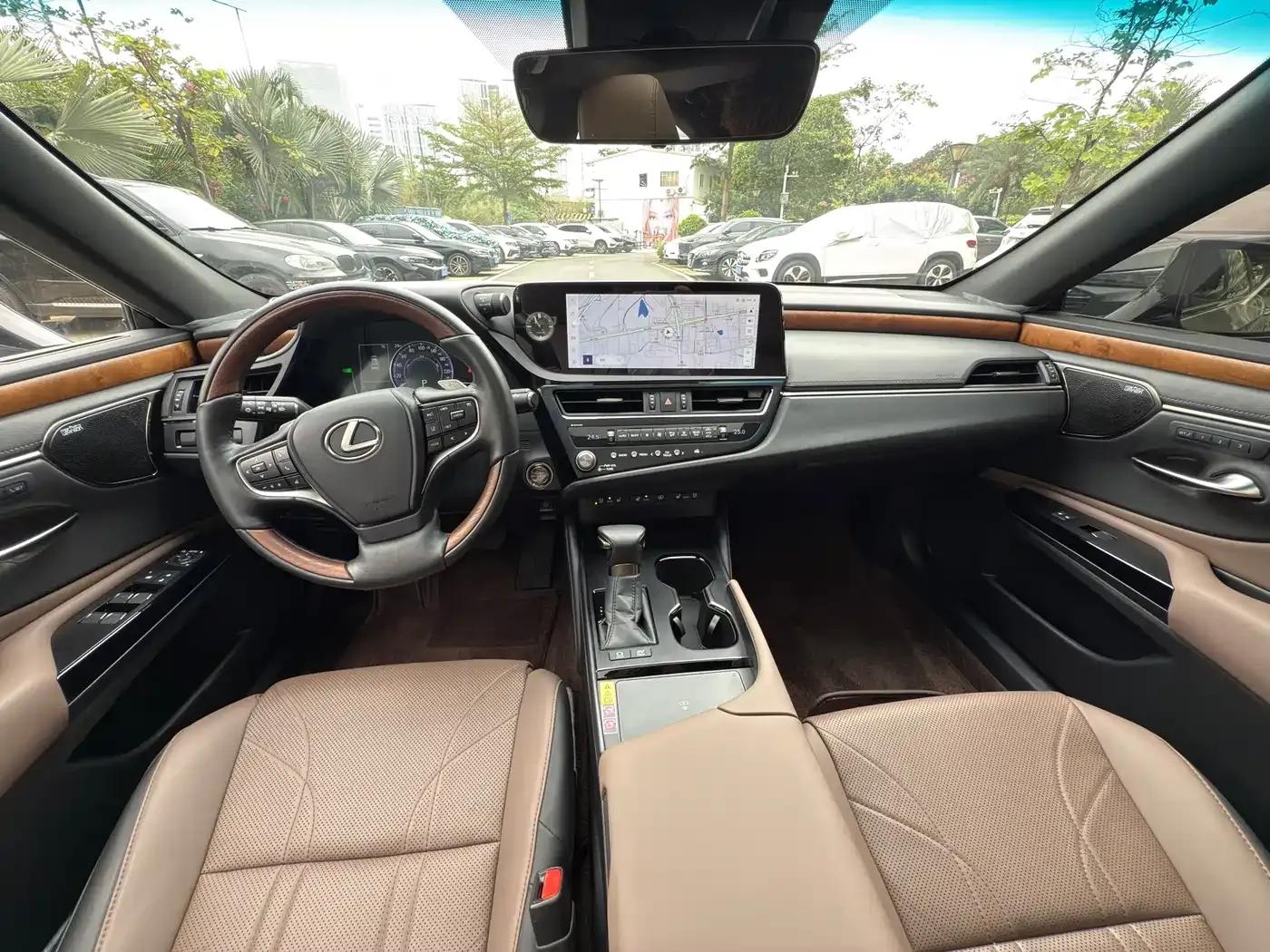 Lexus ES 2022 300h Executive Edition — миниатюра 4