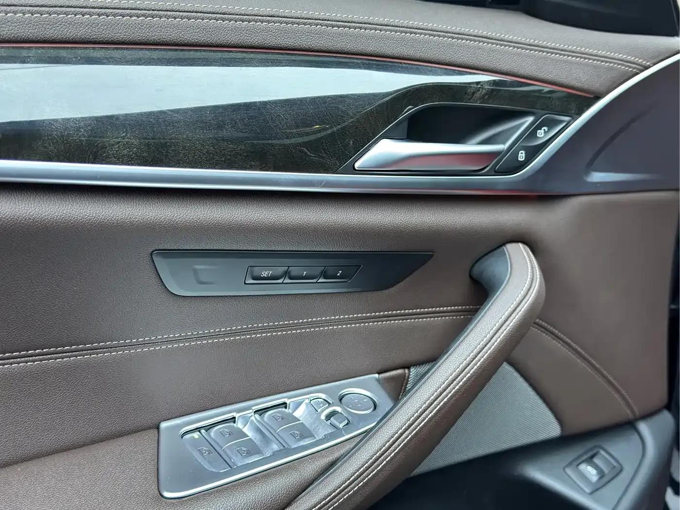 2021 BMW 5 Series 525Li M Sport Package — миниатюра 4