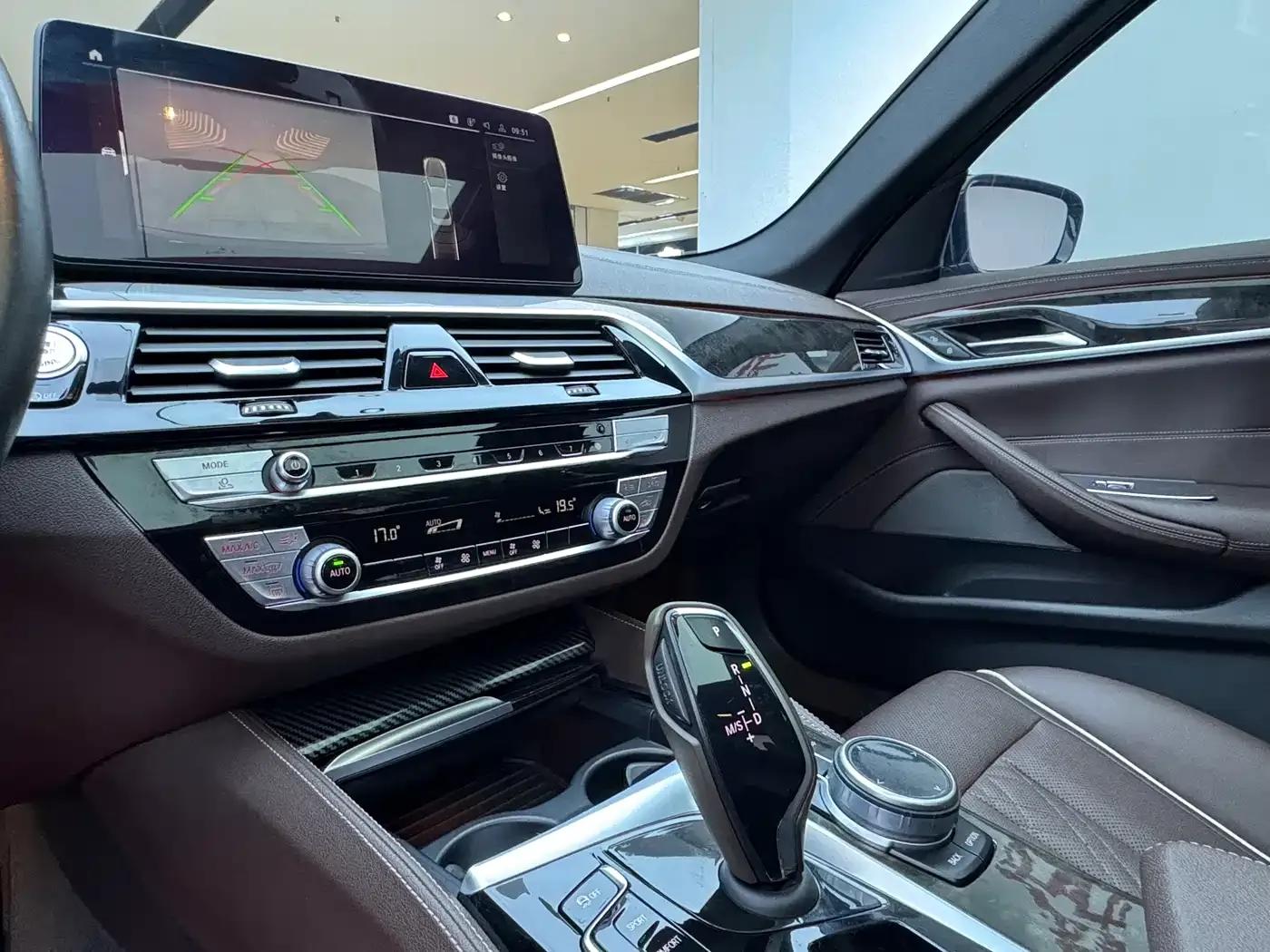 2021 BMW 5 Series 525Li M Sport Package — миниатюра 8
