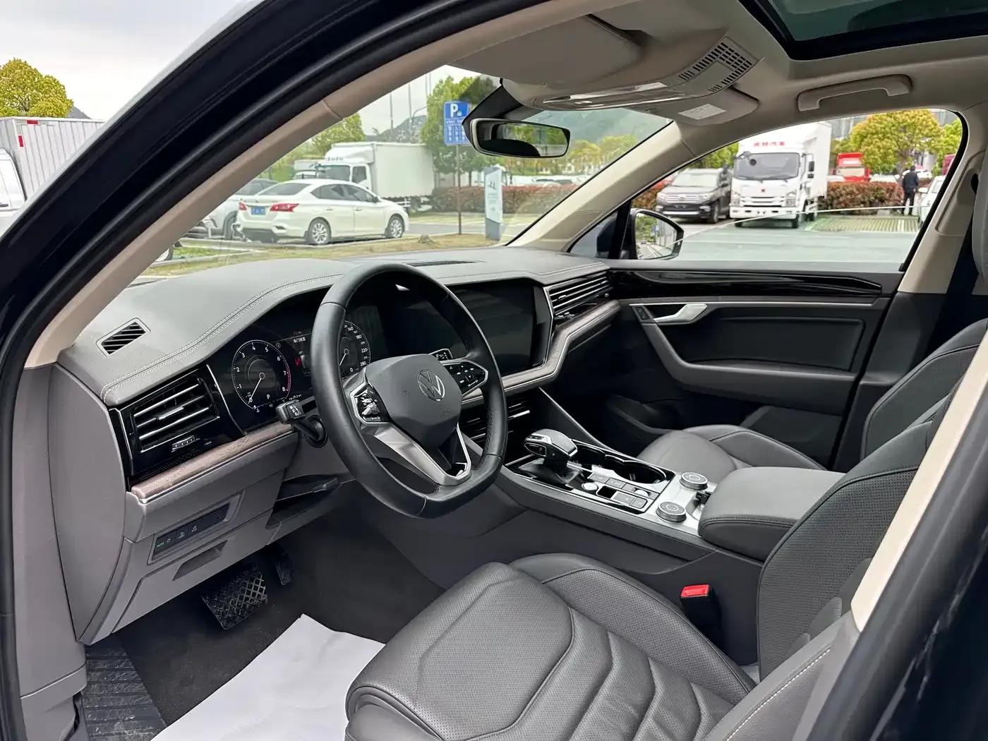 2022 Volkswagen Touareg 3.0TSI R-Line, Obsidian Black Sport Package — миниатюра 5