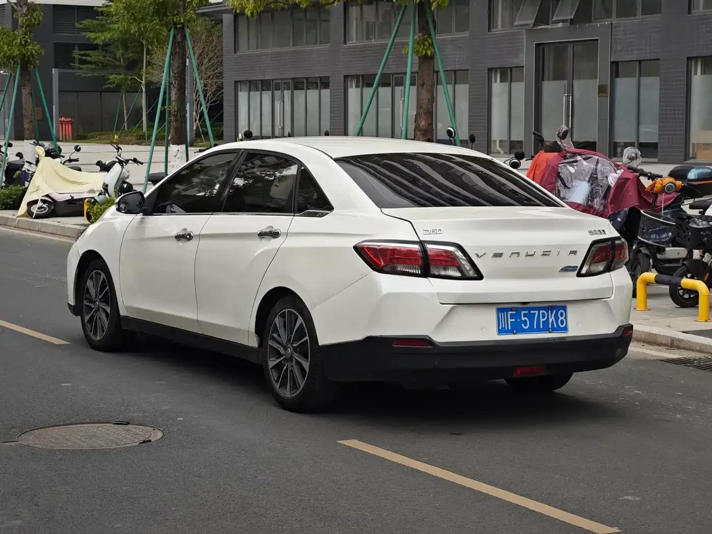 Venucia D60 2019 1.6L XV CVT Smart Luxury Edition — миниатюра 3