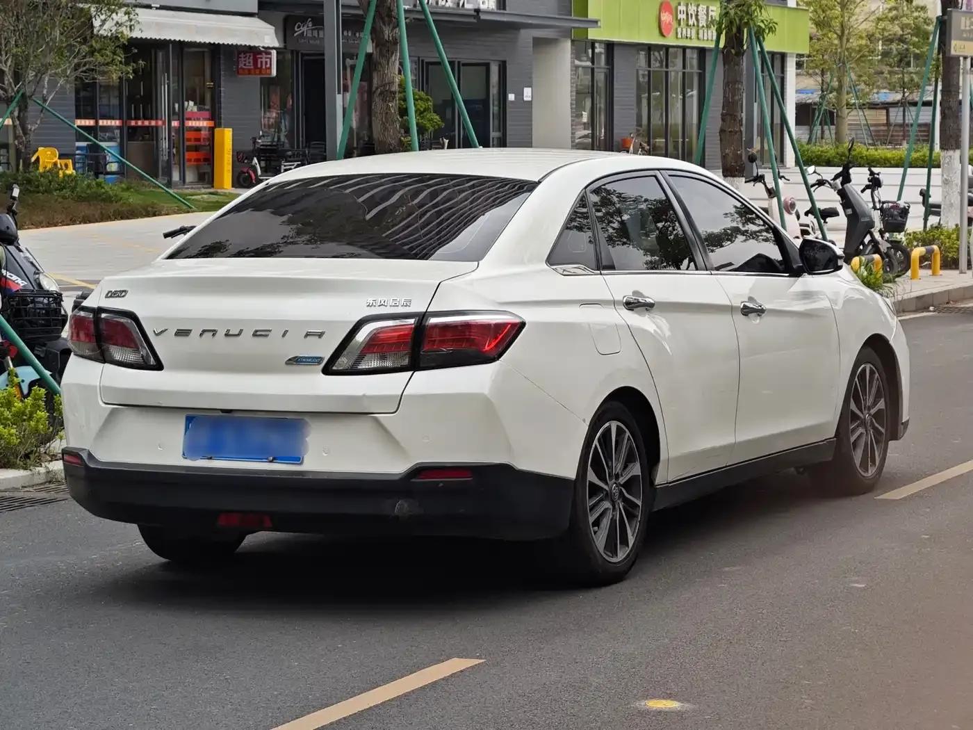 Venucia D60 2019 1.6L XV CVT Smart Luxury Edition — миниатюра 4