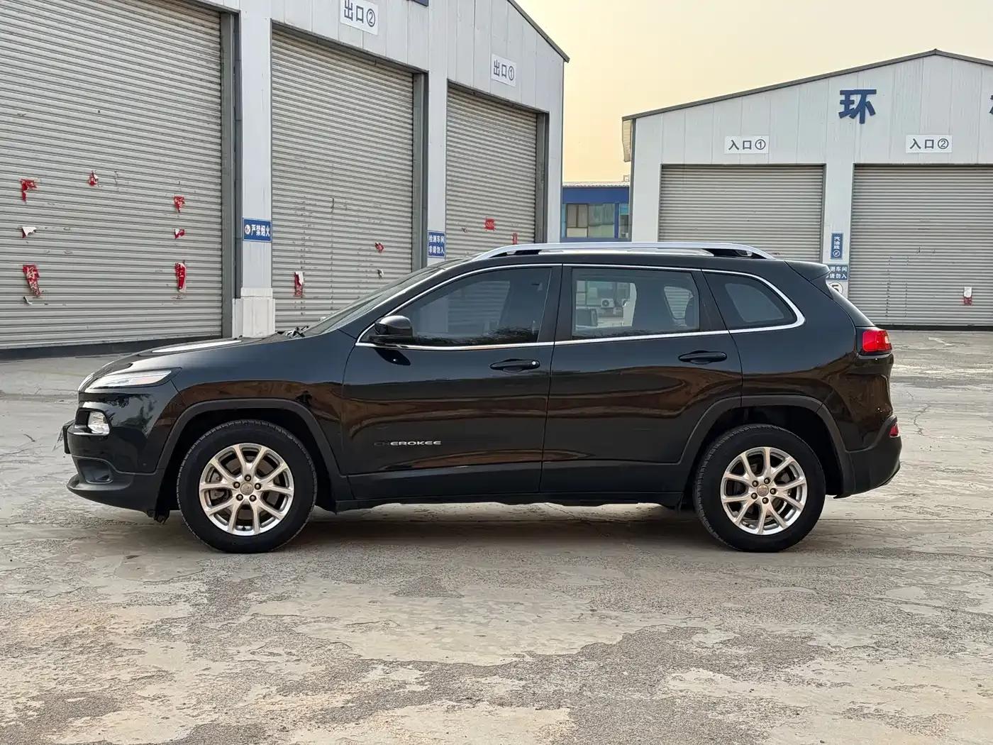 Jeep Cherokee 2017 2.4L Professional Smart Edition — миниатюра 3