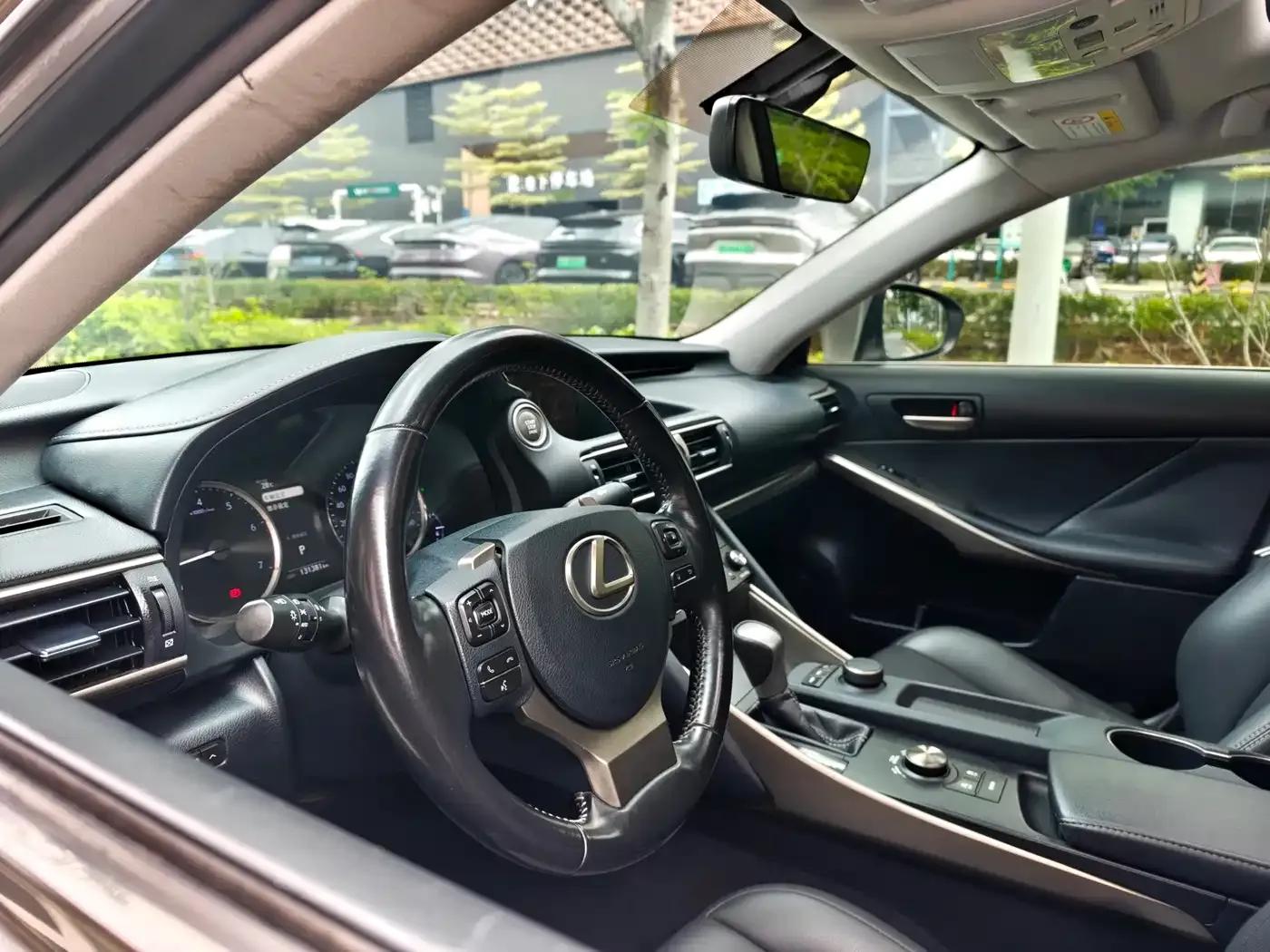 Lexus IS 2017 300 Sport Edition — миниатюра 10