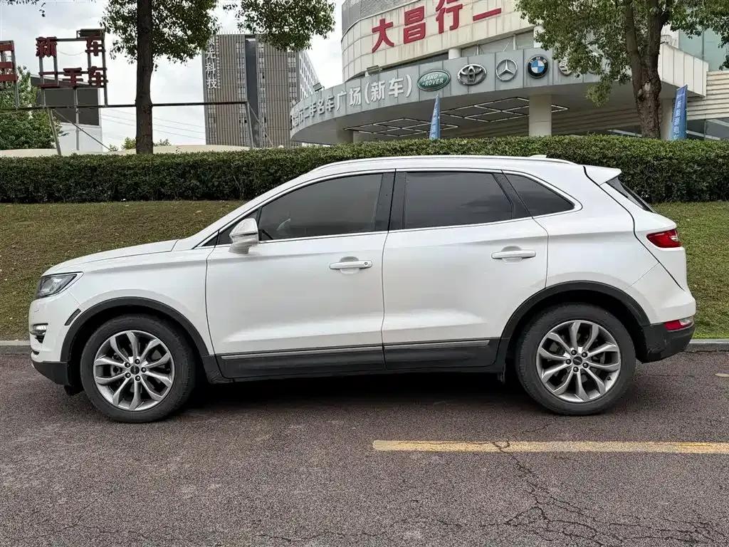 Lincoln MKC 2017 2.0T Two-Wheel Drive Premium Edition — миниатюра 3