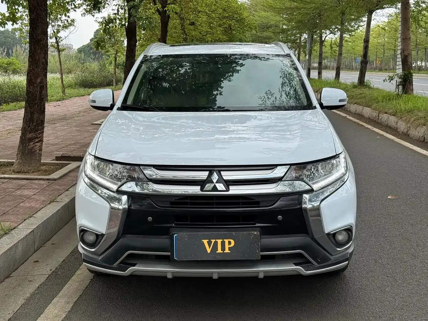 Outlander 2018 2.0L 2WD Glory Edition 5-seater — миниатюра 2