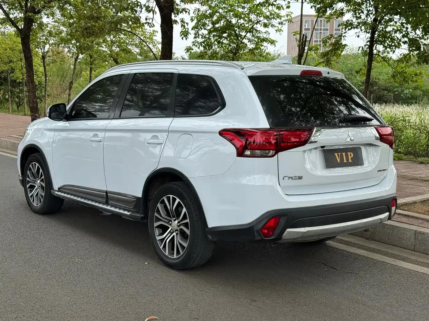Outlander 2018 2.0L 2WD Glory Edition 5-seater — миниатюра 4