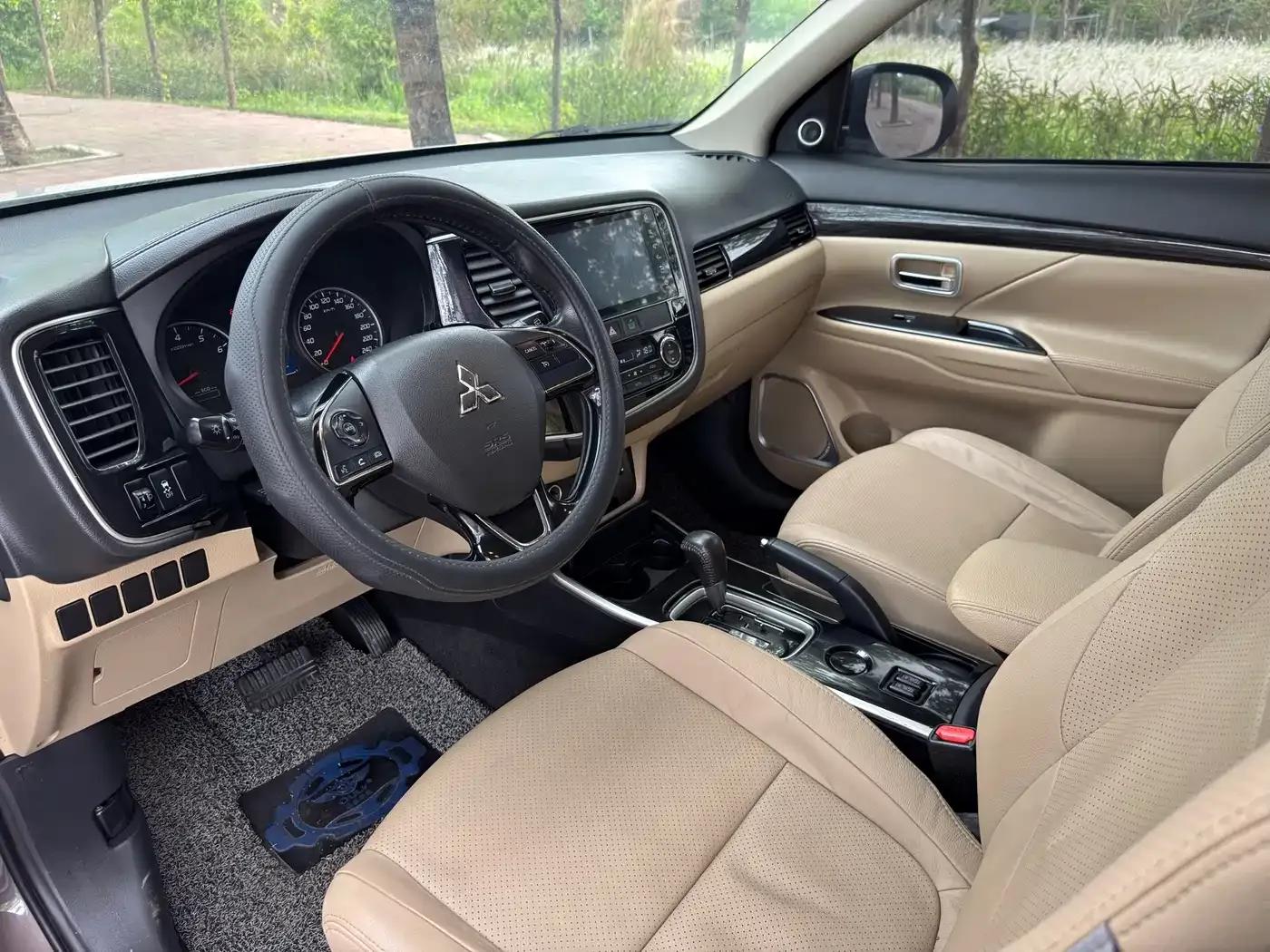 Outlander 2018 2.0L 2WD Glory Edition 5-seater — миниатюра 5