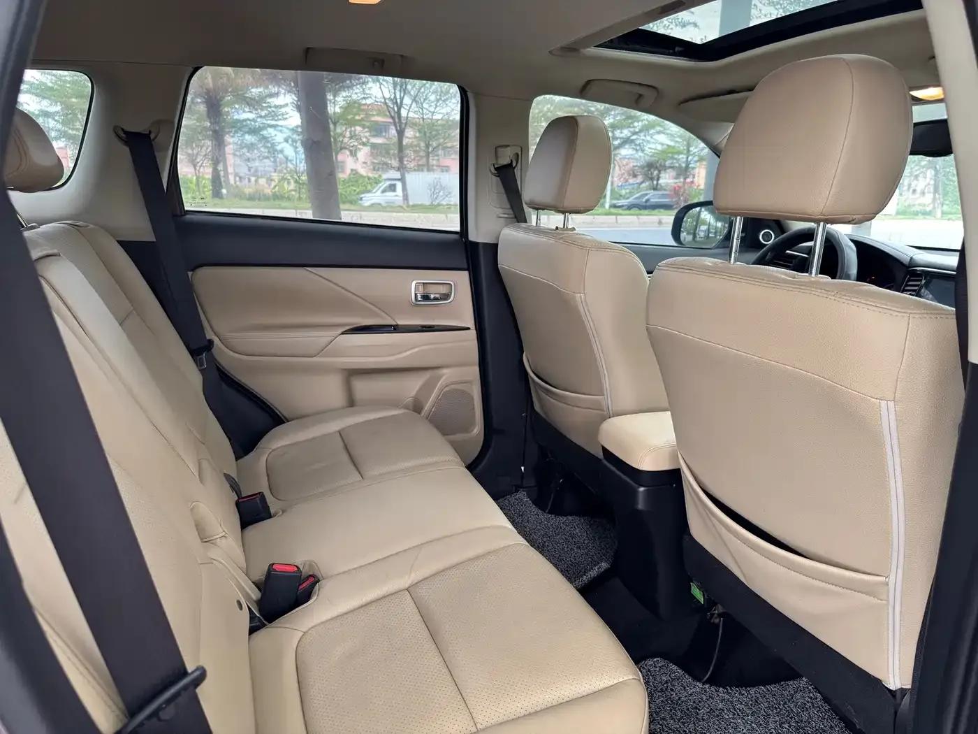 Outlander 2018 2.0L 2WD Glory Edition 5-seater — миниатюра 7