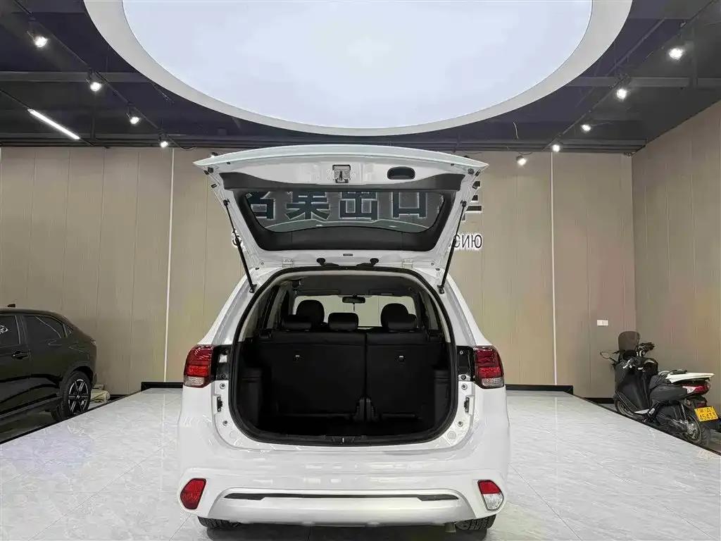 Outlander 2021 2.0L 2WD Comfortline 5-seater — миниатюра 17