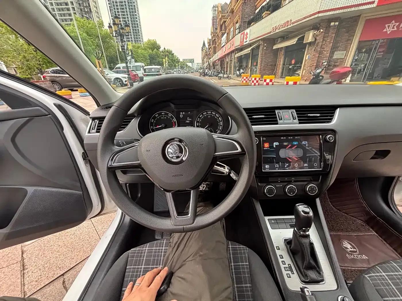 Octavia 2018 1.6L Automatic Comfort Edition — миниатюра 8