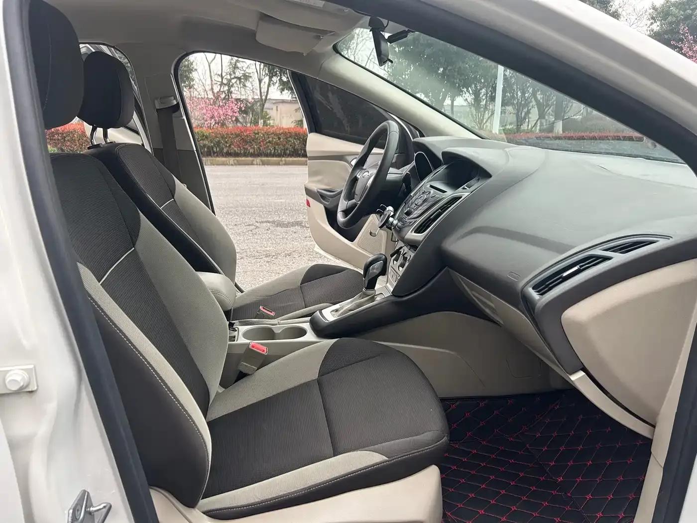 Ford Focus 2012 Sedan 1.6L Automatic Comfort — миниатюра 11