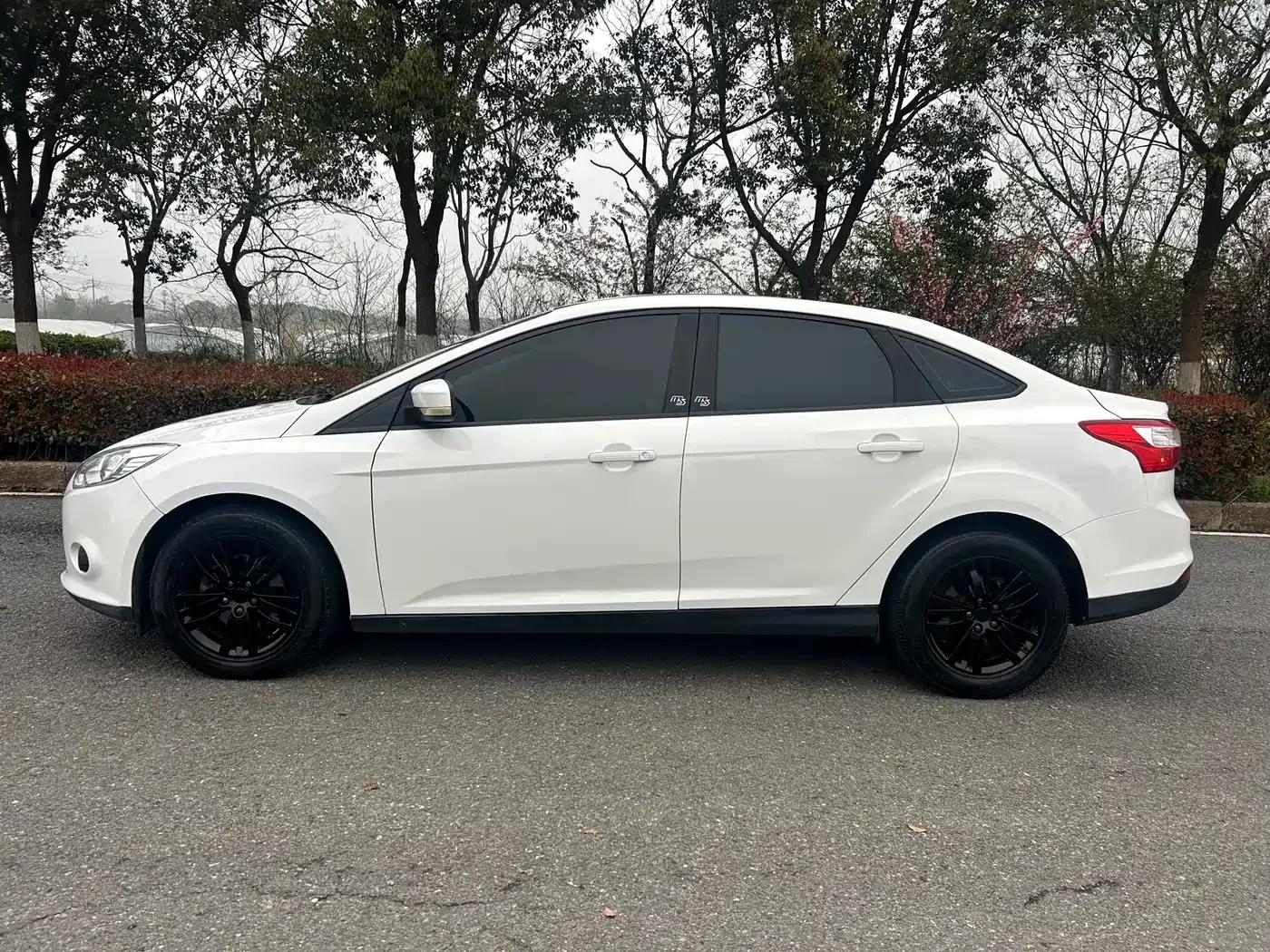 Ford Focus 2012 Sedan 1.6L Automatic Comfort — миниатюра 3