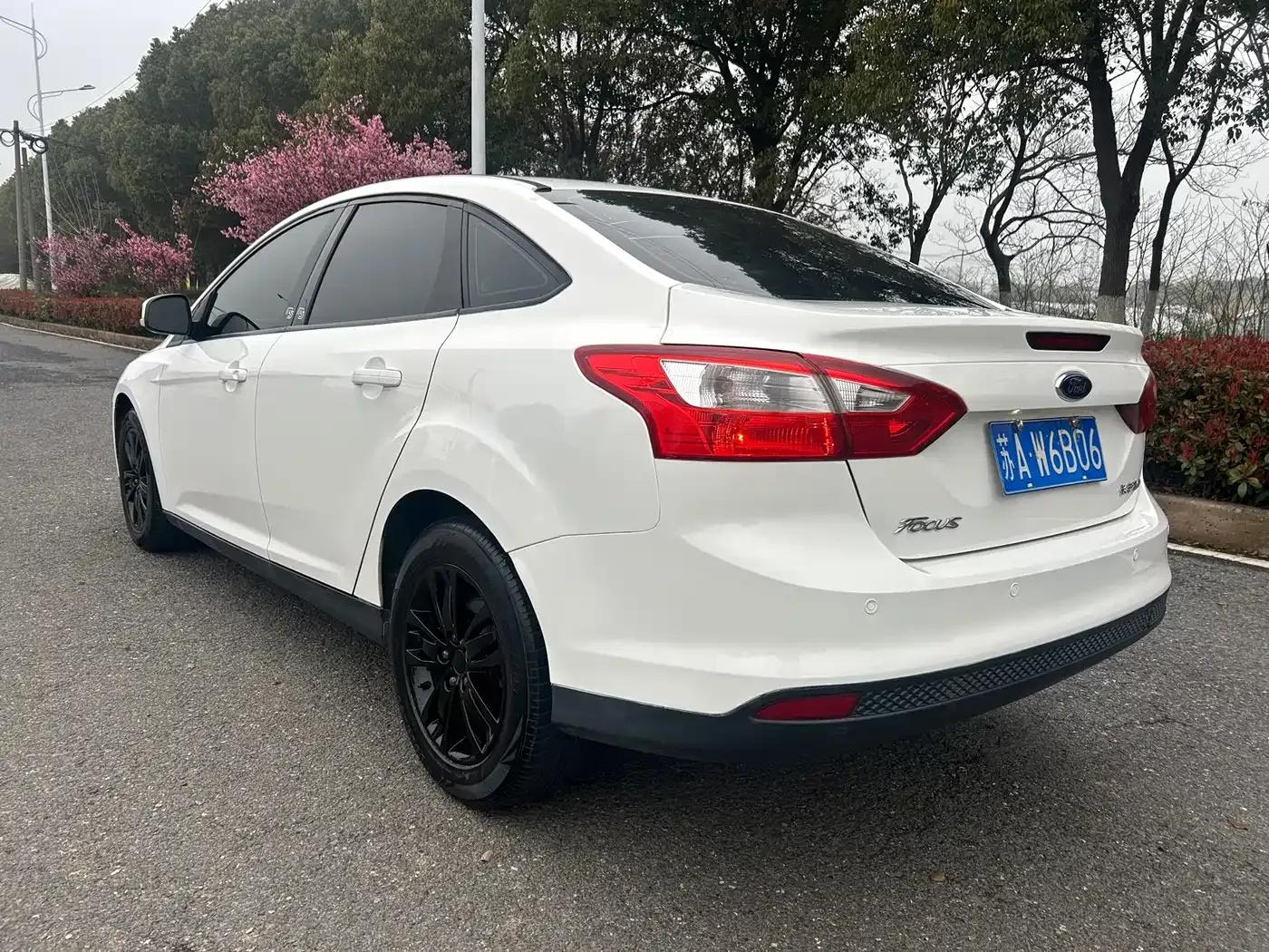 Ford Focus 2012 Sedan 1.6L Automatic Comfort — миниатюра 4