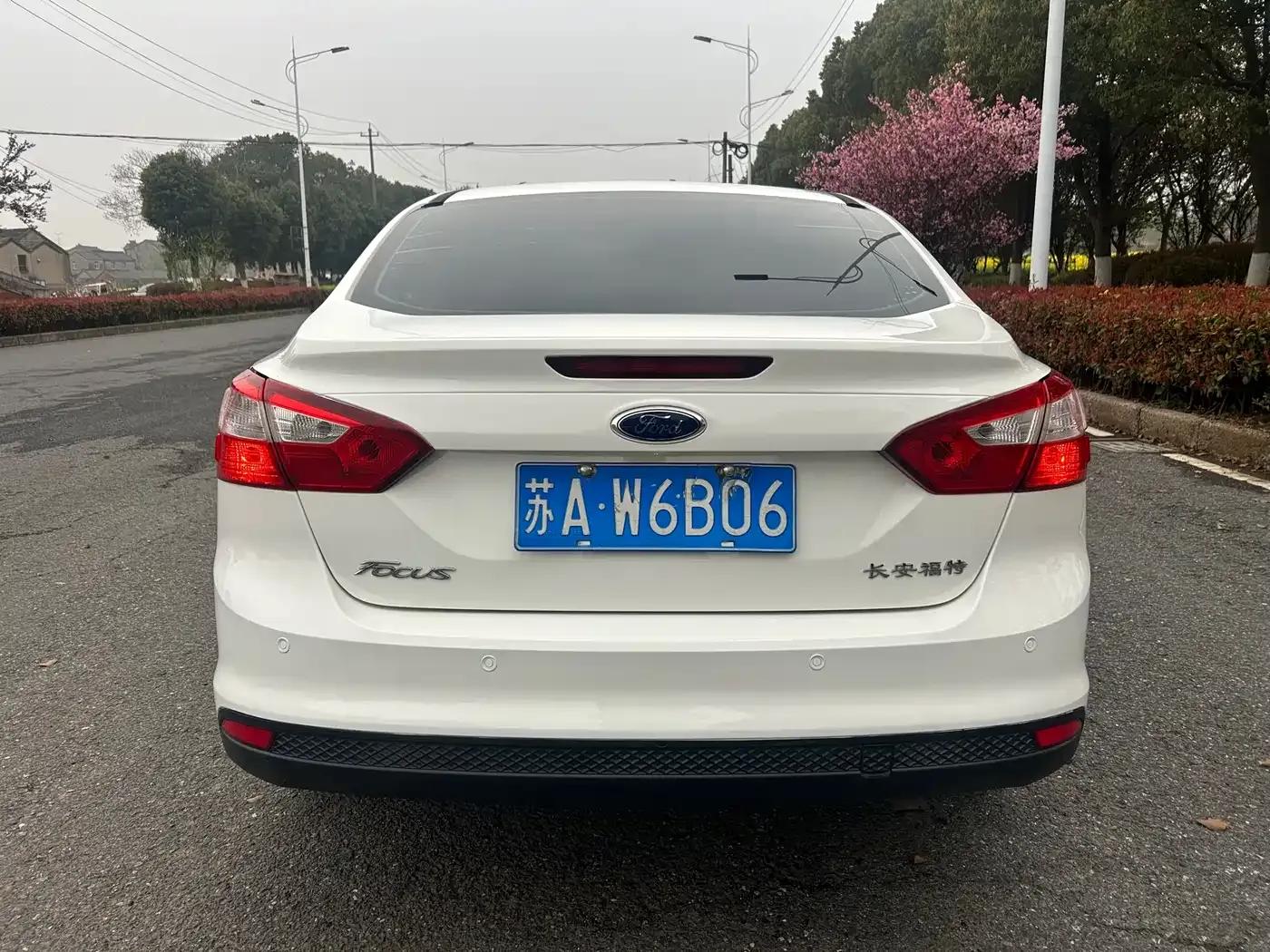 Ford Focus 2012 Sedan 1.6L Automatic Comfort — миниатюра 5
