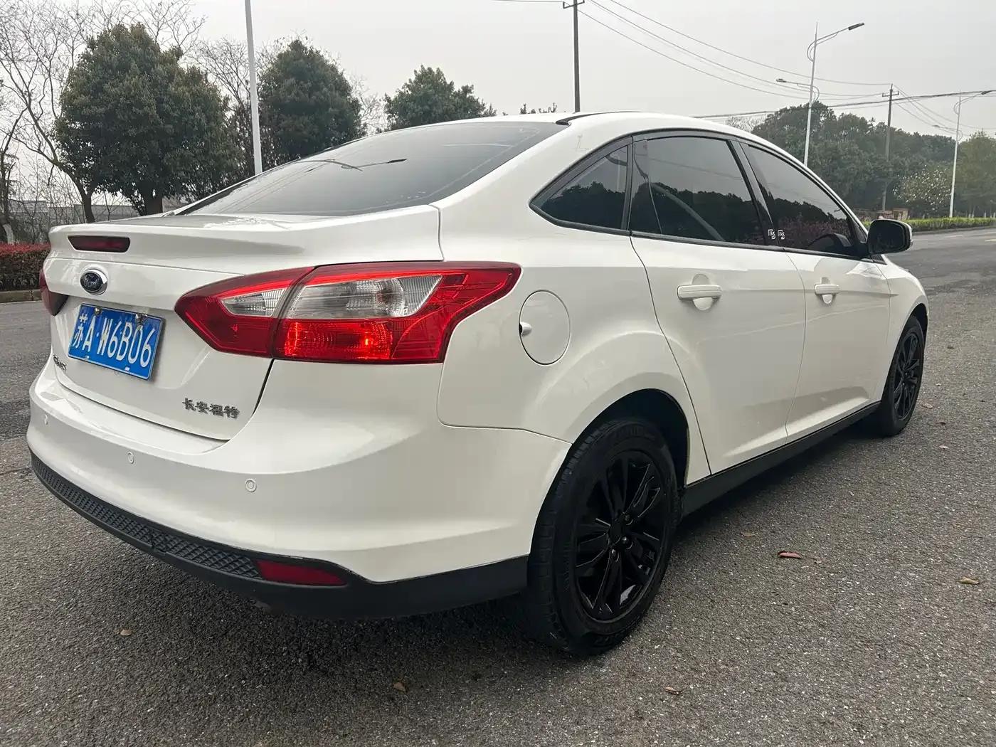 Ford Focus 2012 Sedan 1.6L Automatic Comfort — миниатюра 6