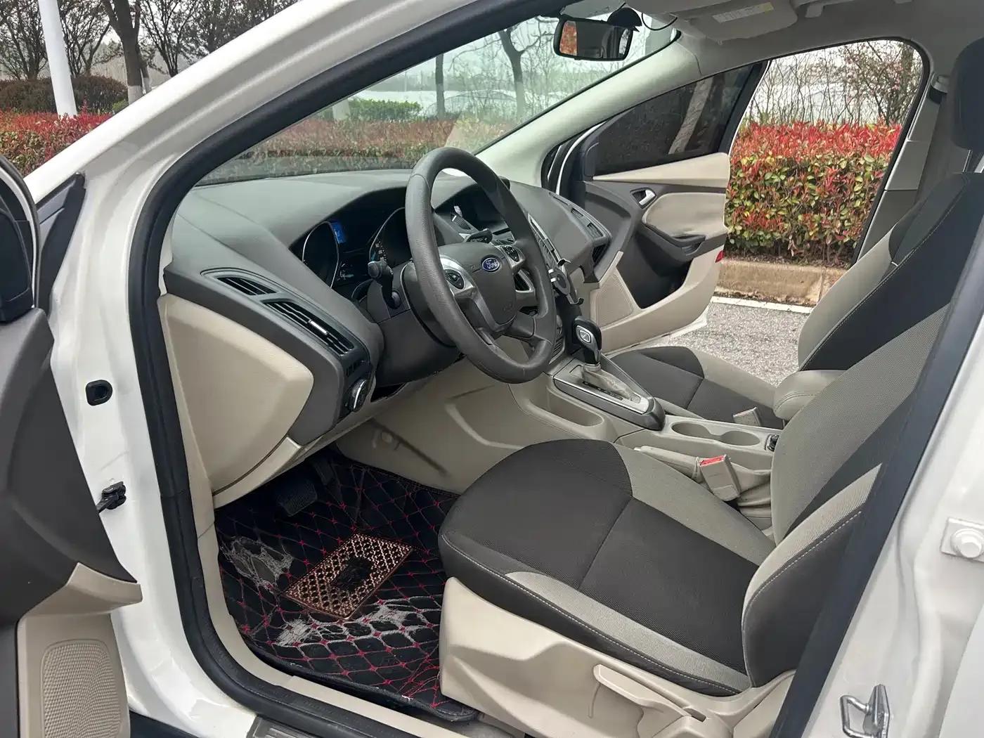 Ford Focus 2012 Sedan 1.6L Automatic Comfort — миниатюра 7