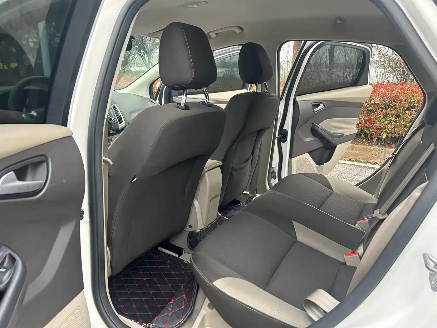 Ford Focus 2012 Sedan 1.6L Automatic Comfort — миниатюра 8