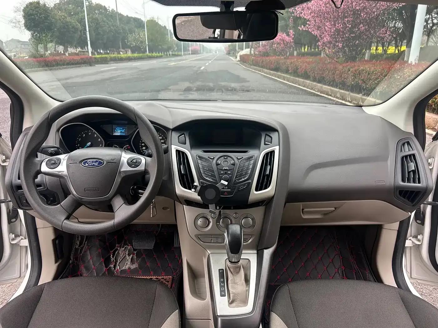 Ford Focus 2012 Sedan 1.6L Automatic Comfort — миниатюра 9