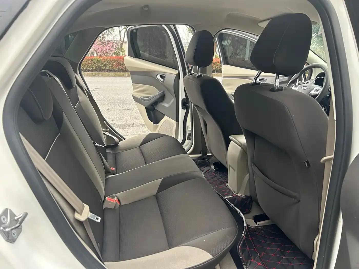 Ford Focus 2012 Sedan 1.6L Automatic Comfort — миниатюра 10