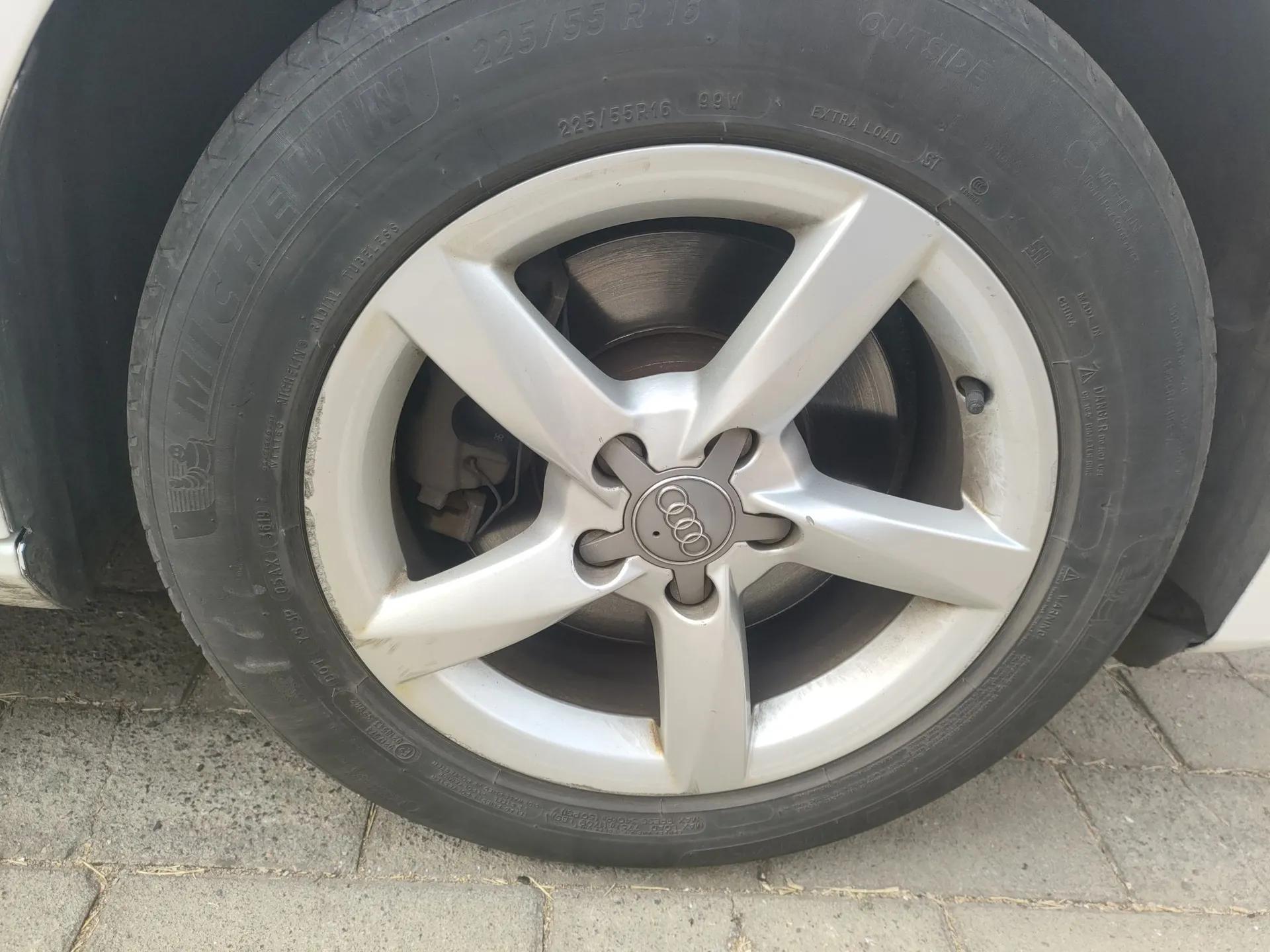 Audi A4L 2013 35 TFSI Automatic Comfort Model — миниатюра 8