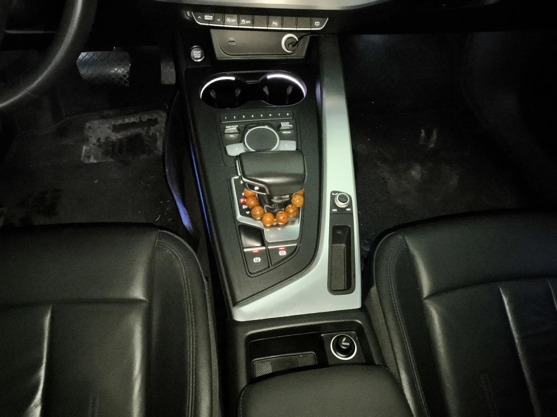 Audi A4L 2018 30th Anniversary Edition 40 TFSI Fashion Model — миниатюра 17