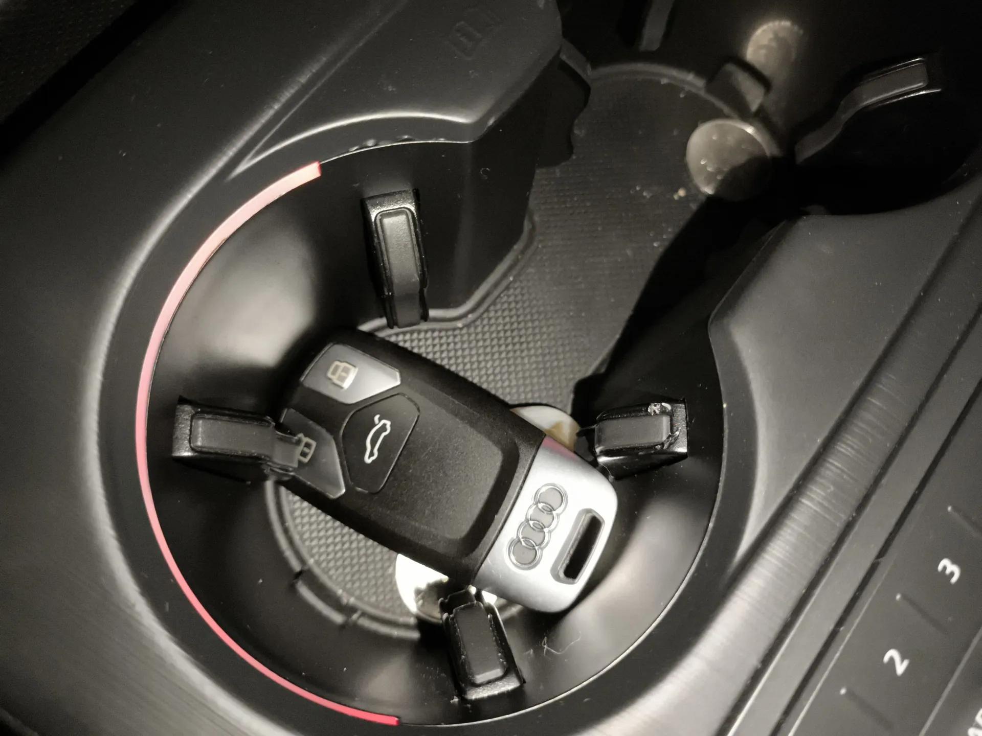 Audi A4L 2018 30th Anniversary Edition 40 TFSI Fashion Model — миниатюра 23