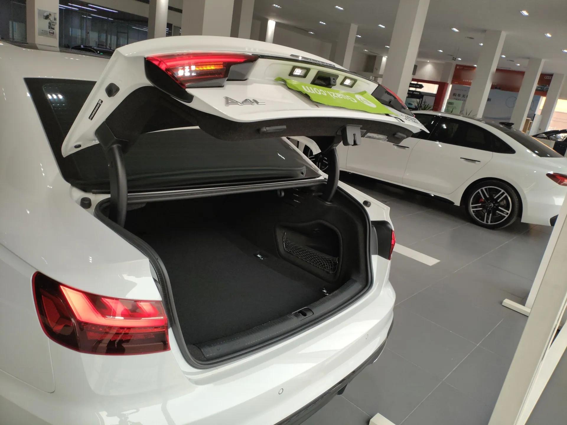 Audi A4L 2022 40 TFSI Luxury Dynamic Model — миниатюра 22