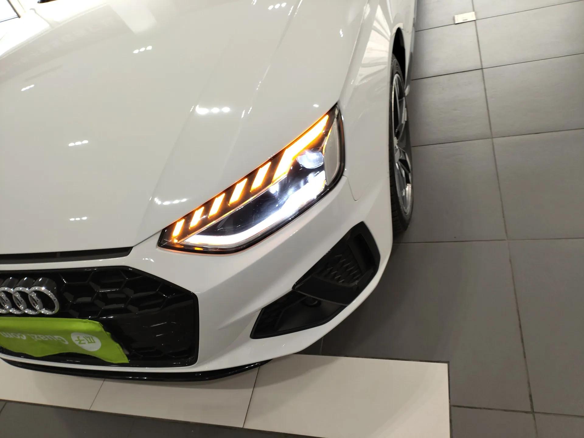 Audi A4L 2022 40 TFSI Luxury Dynamic Model — миниатюра 9