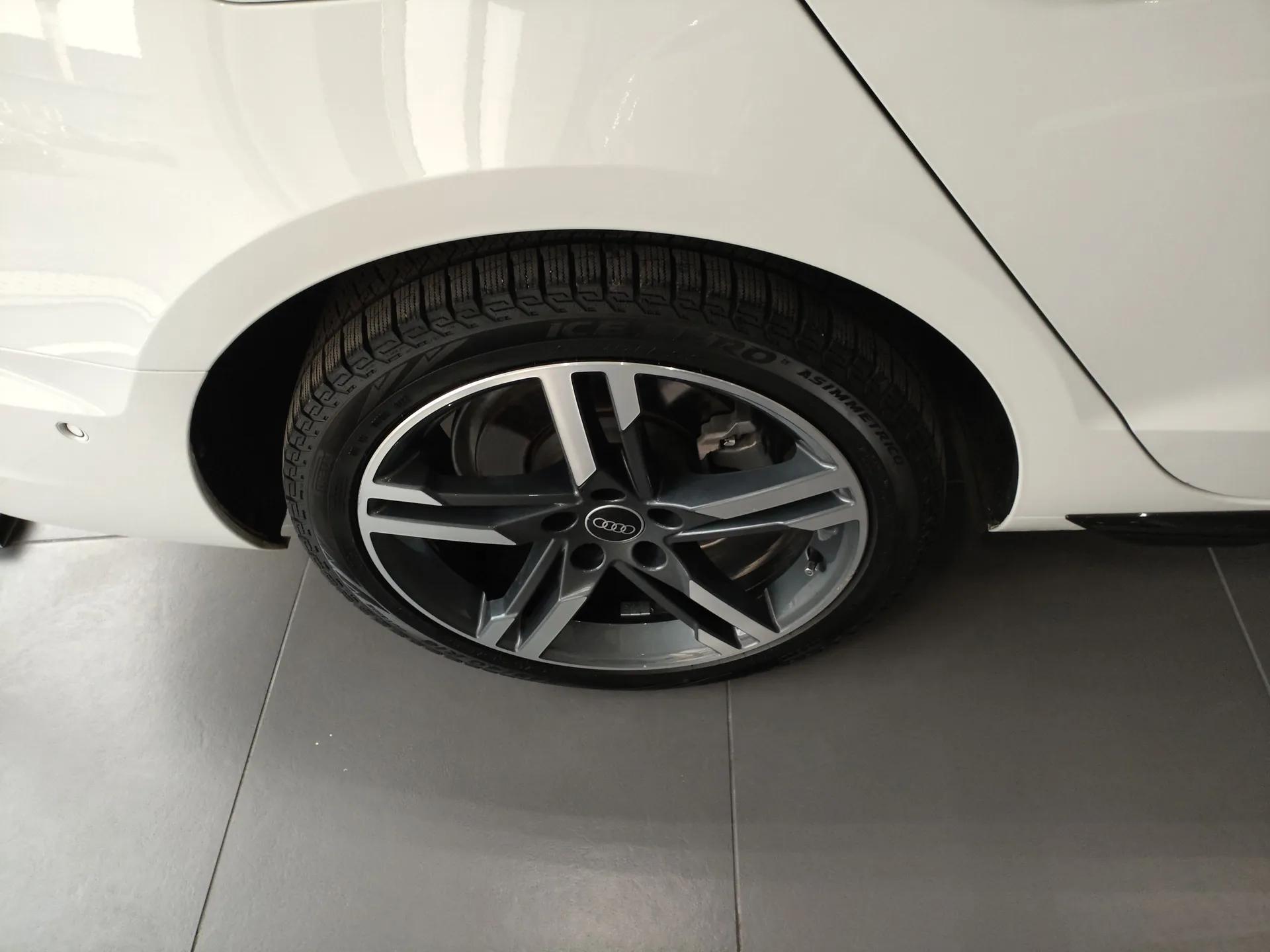 Audi A4L 2022 40 TFSI Luxury Dynamic Model — миниатюра 10