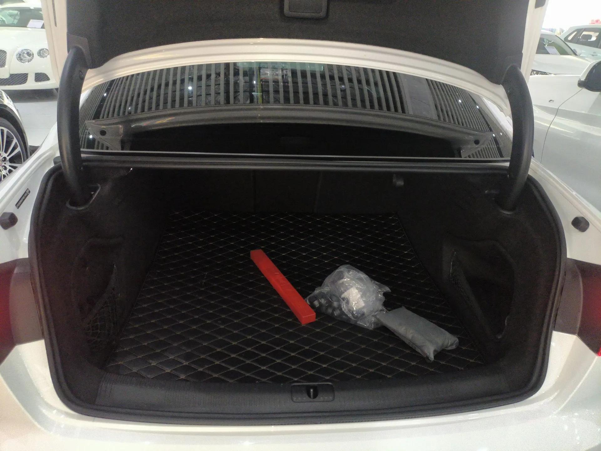 Audi A4L 2022 40 TFSI Luxury Dynamic Model — миниатюра 22