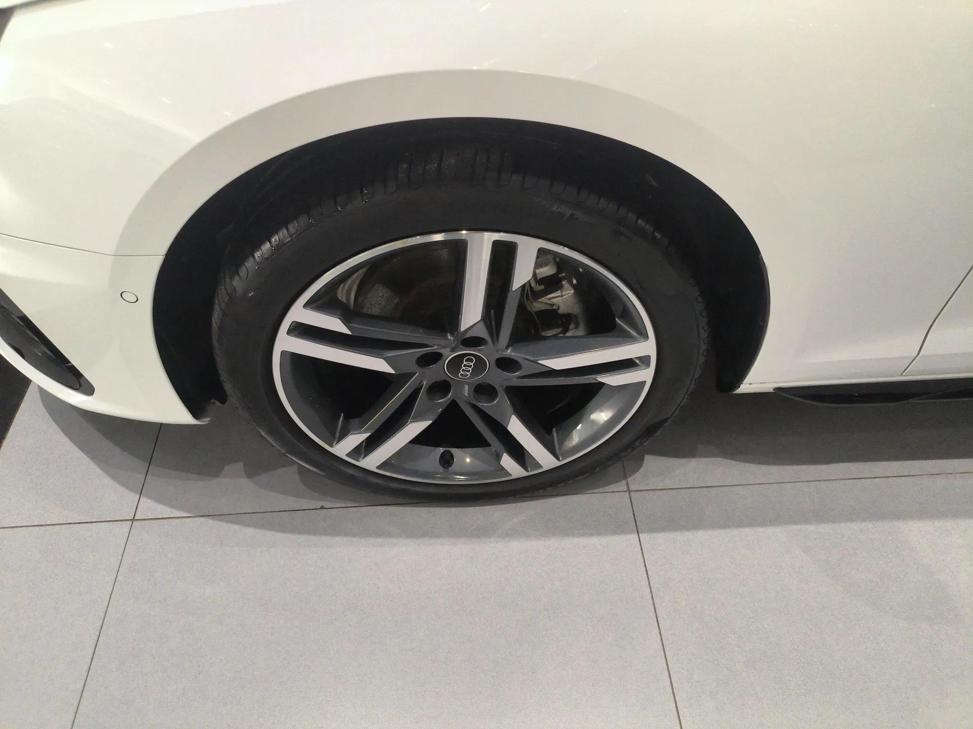 Audi A4L 2022 40 TFSI Luxury Dynamic Model — миниатюра 8