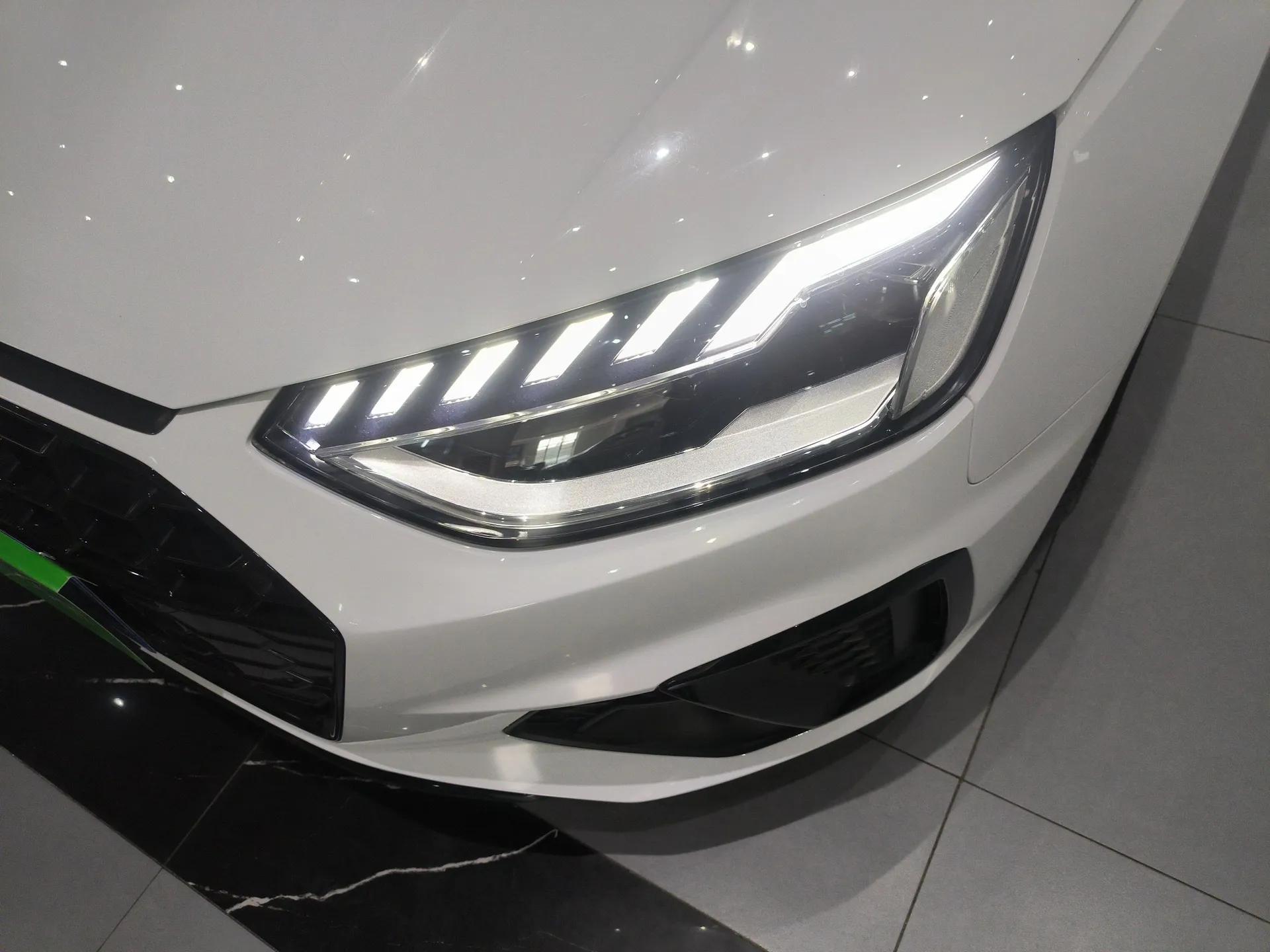 Audi A4L 2022 40 TFSI Luxury Dynamic Model — миниатюра 9