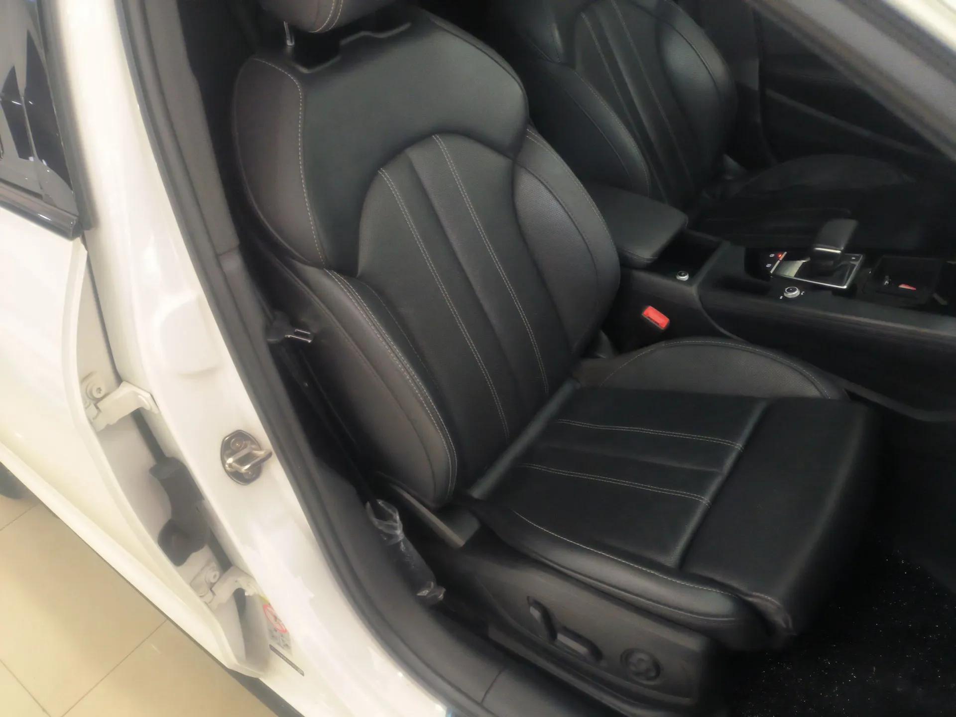 Audi A4L 2023 40 TFSI Luxury Dynamic Model — миниатюра 23
