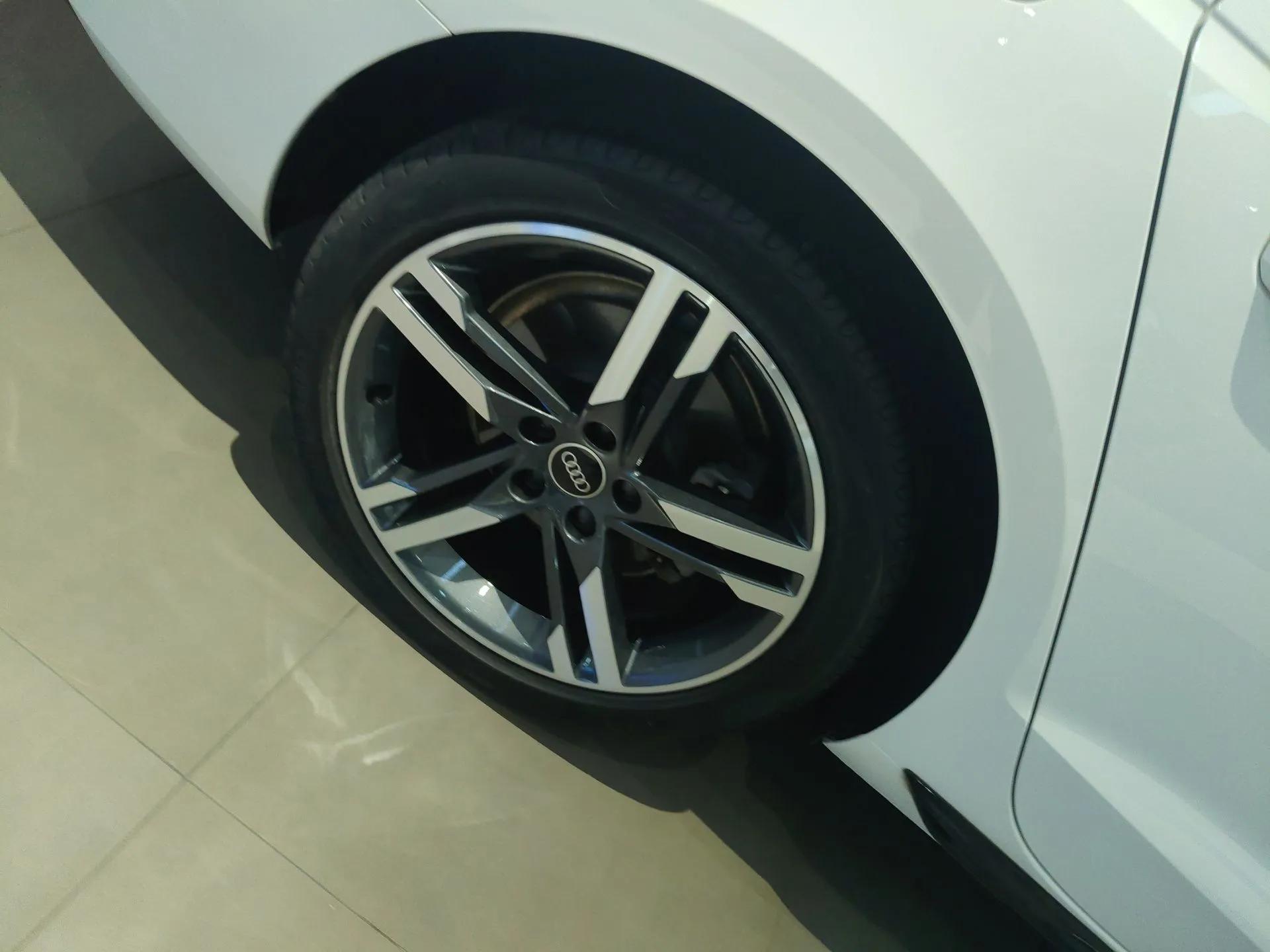 Audi A4L 2022 40 TFSI Luxury Dynamic Model — миниатюра 10