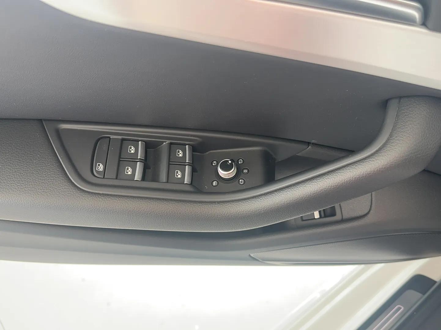 Audi A4L 2020 40 TFSI Luxury Dynamic Model — миниатюра 8