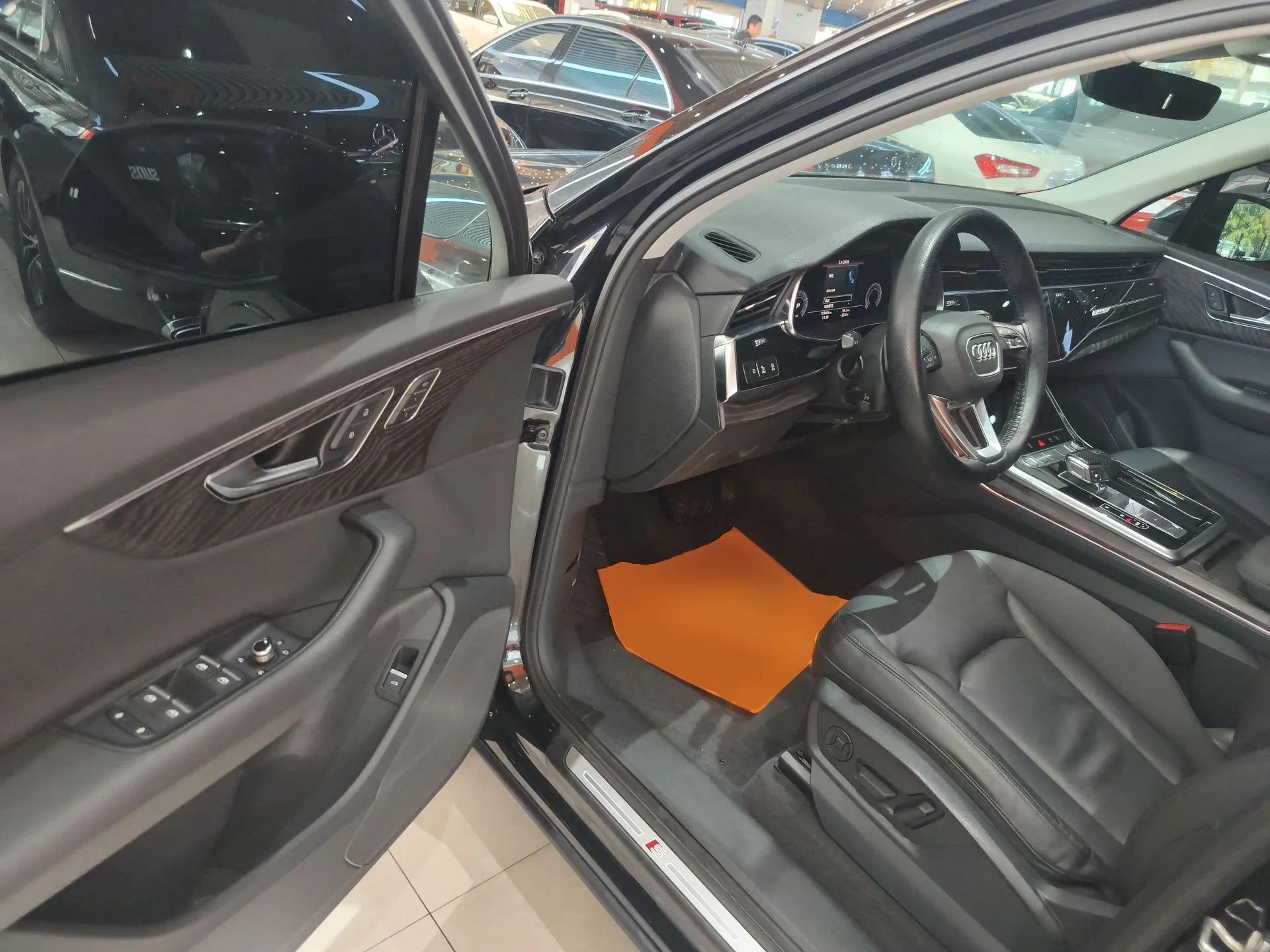 Audi Q7 2020 55 TFSI quattro S line sports model — миниатюра 18