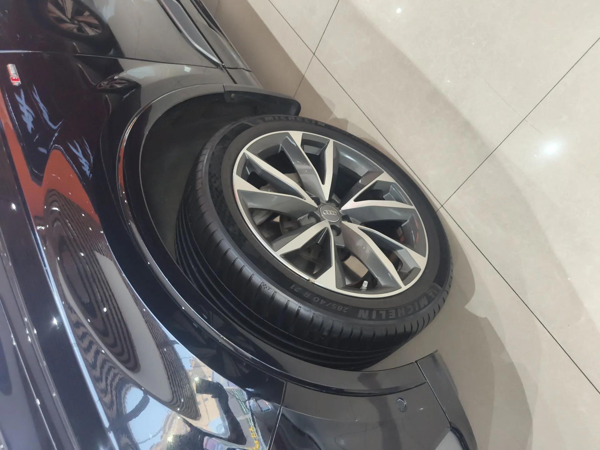 Audi Q7 2020 55 TFSI quattro S line sports model — миниатюра 9