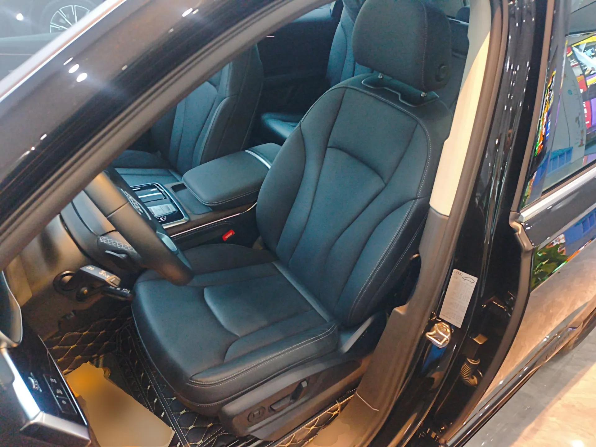 Audi Q7 2024 55 TFSI quattro S line Sport model — миниатюра 18