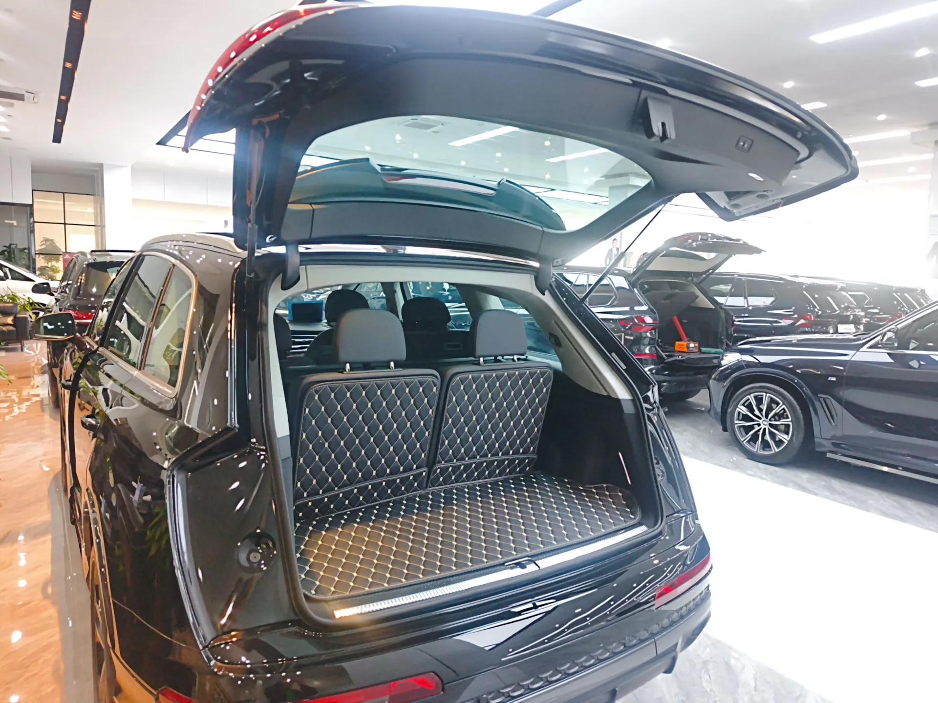 Audi Q7 2024 55 TFSI quattro S line Sport model — миниатюра 22