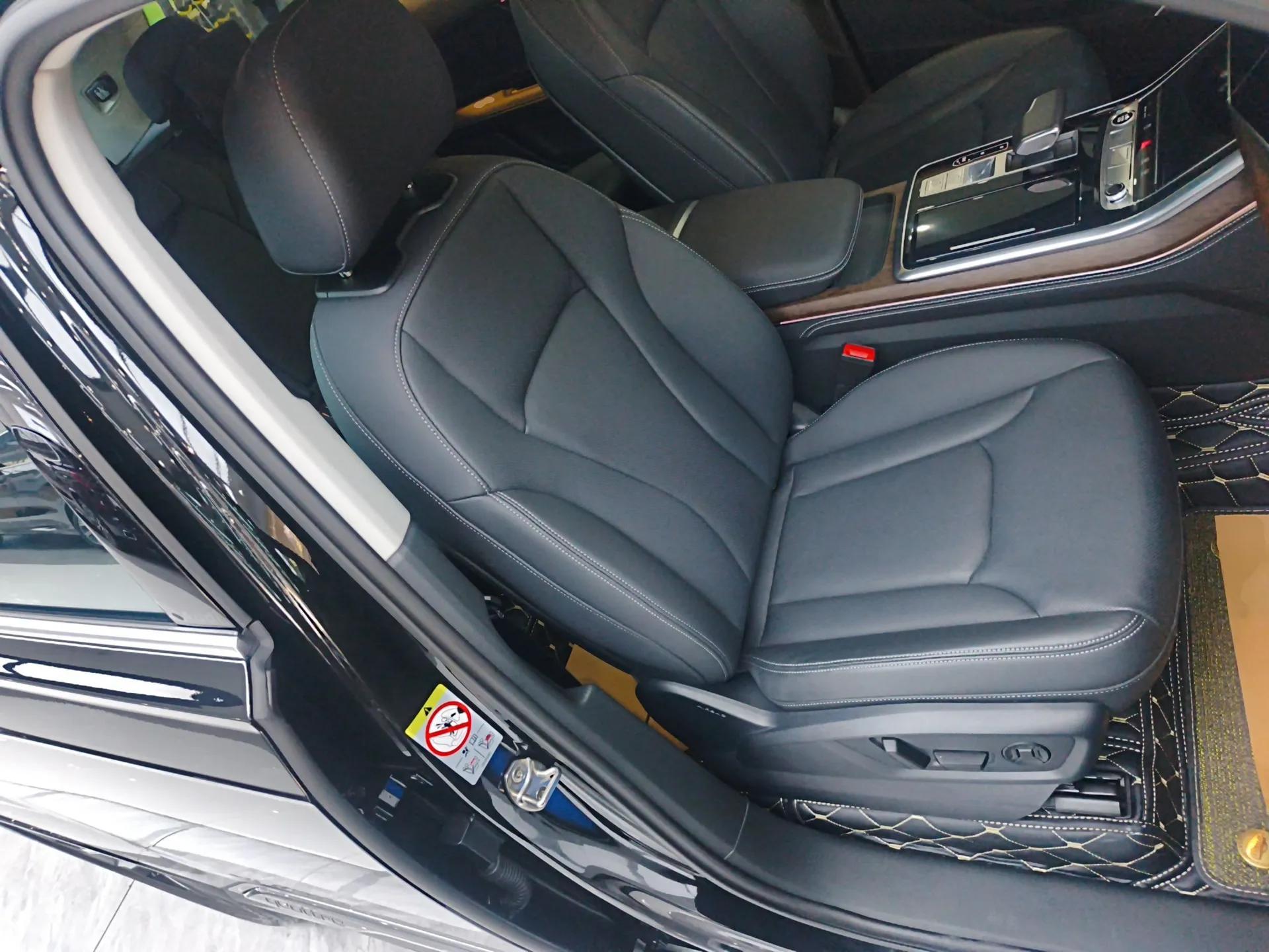 Audi Q7 2024 55 TFSI quattro S line Sport model — миниатюра 23