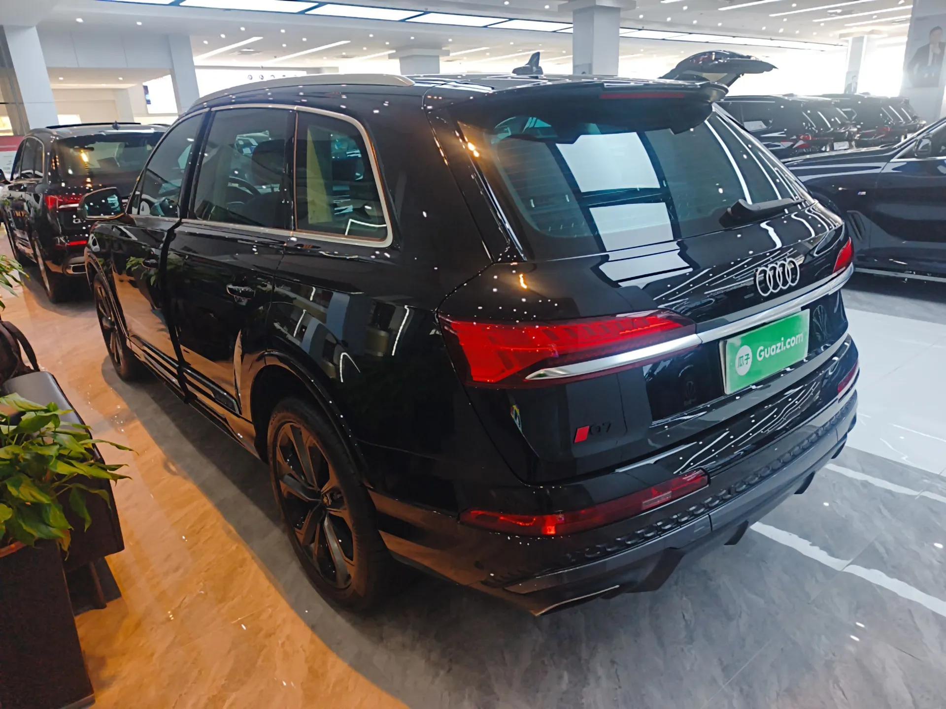 Audi Q7 2024 55 TFSI quattro S line Sport model — миниатюра 4
