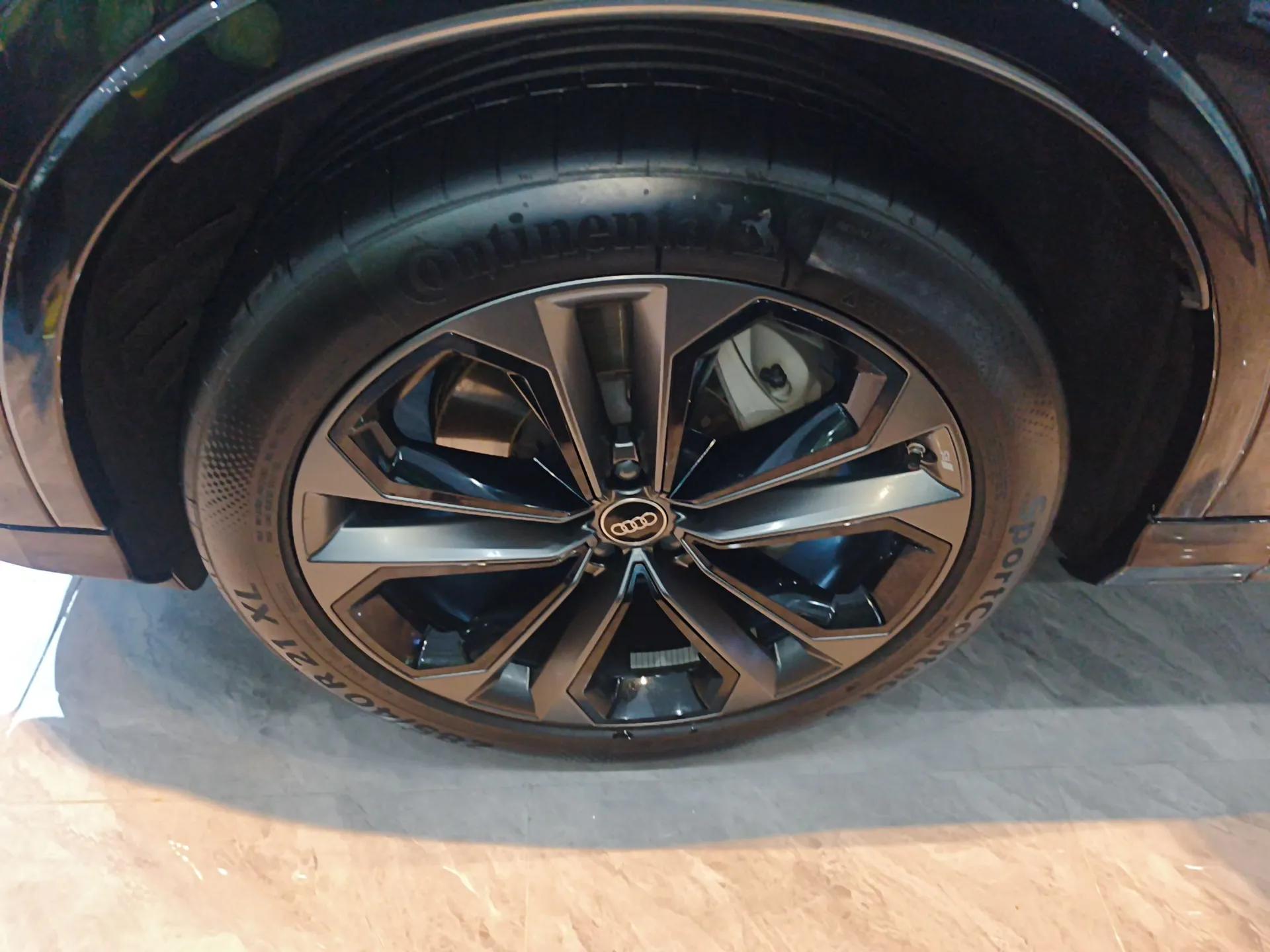 Audi Q7 2024 55 TFSI quattro S line Sport model — миниатюра 8