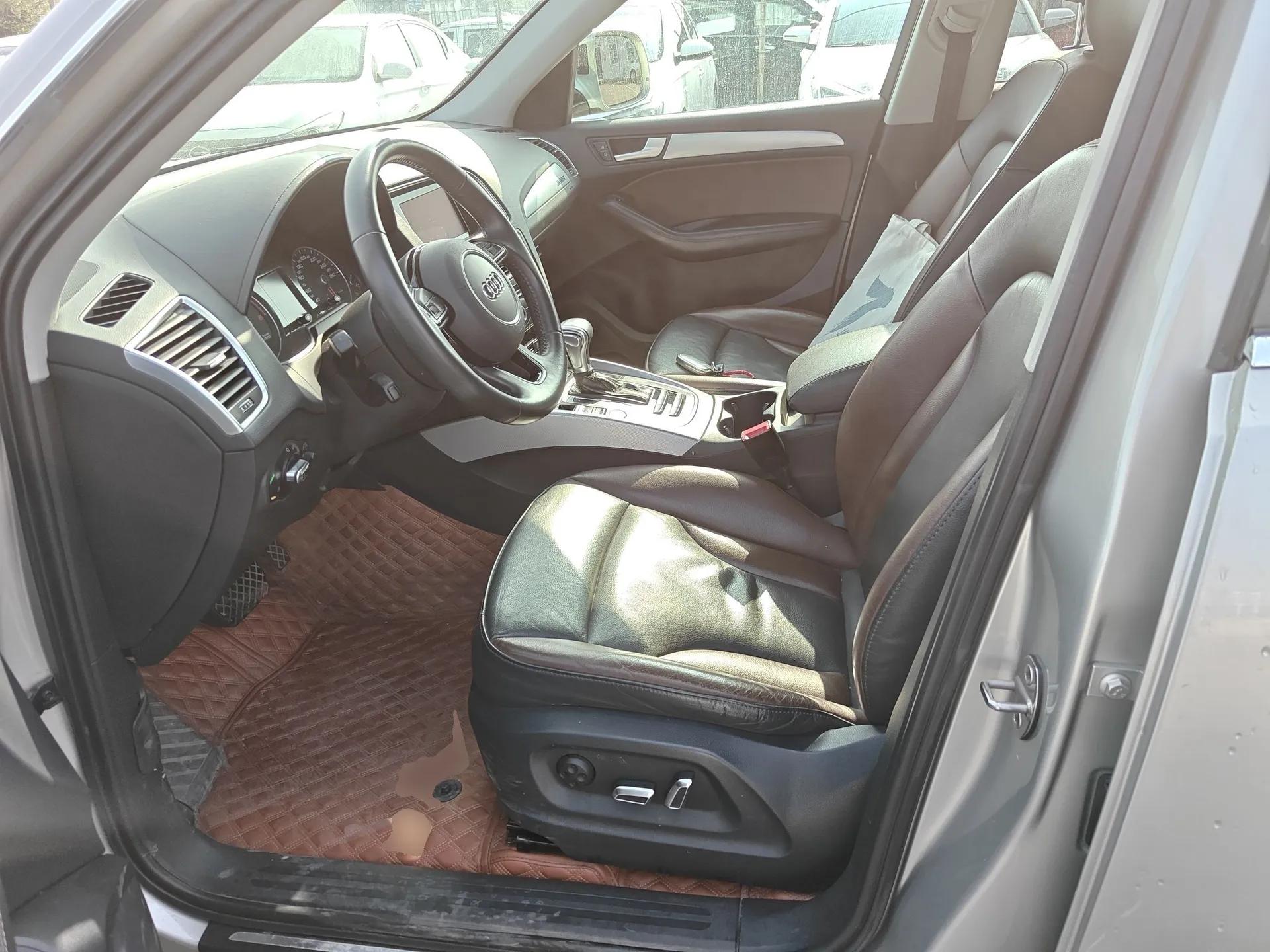Audi Q5 2018 Collector's Edition 40 TFSI Technology Model — миниатюра 18
