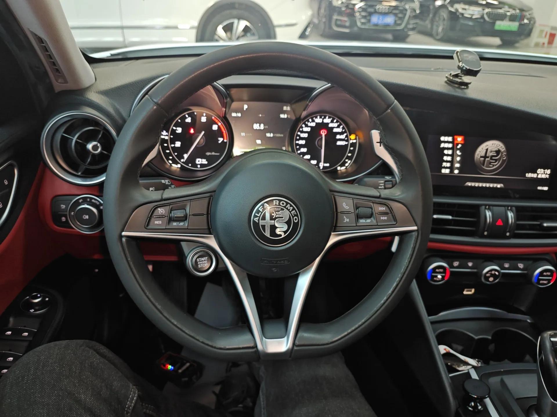 Alfa Romeo Giulia 2017 2.0T 280HP Luxury Edition — миниатюра 11