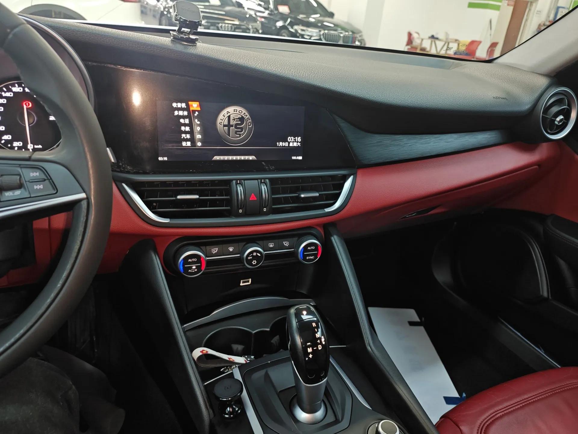 Alfa Romeo Giulia 2017 2.0T 280HP Luxury Edition — миниатюра 13