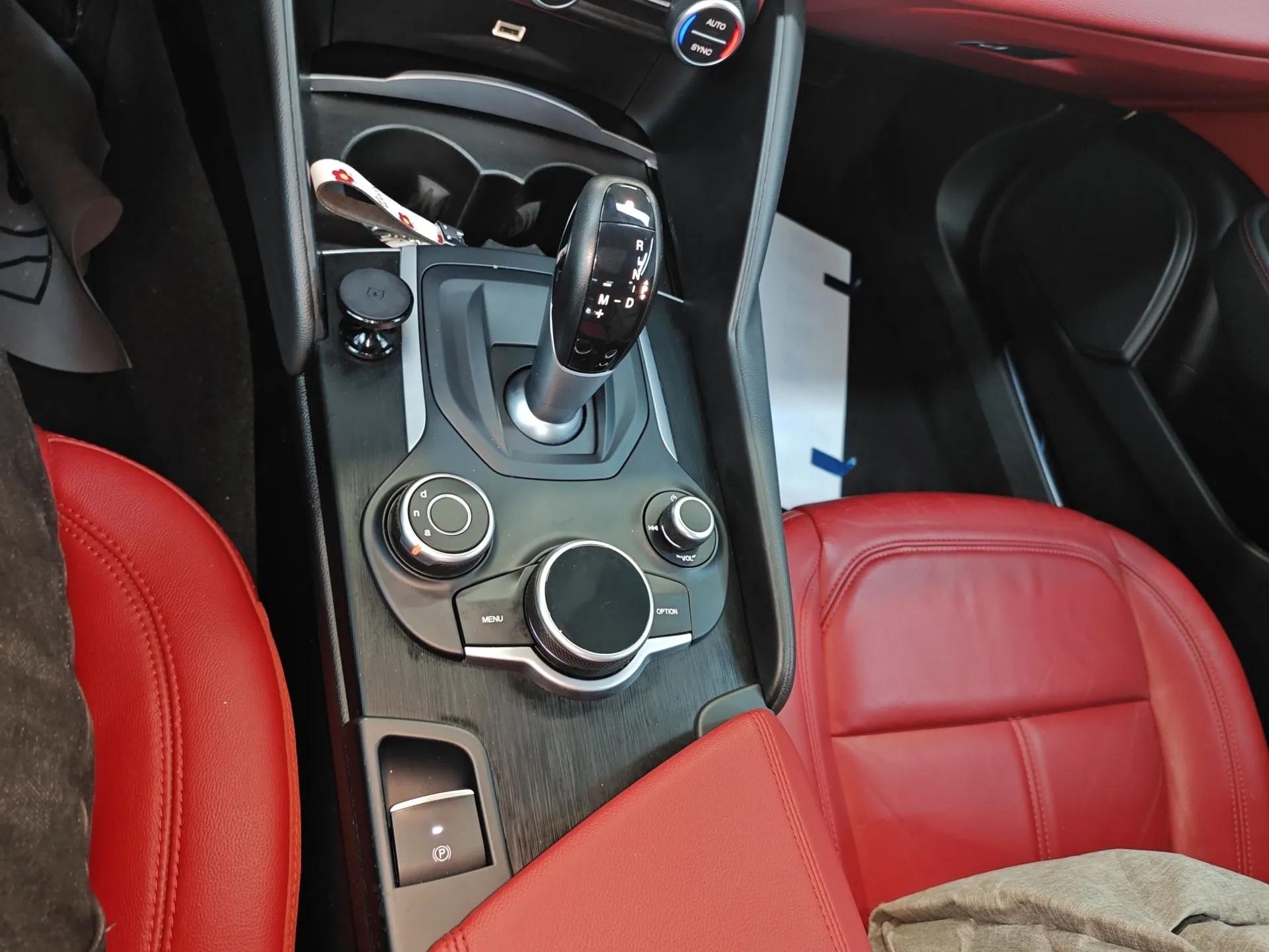 Alfa Romeo Giulia 2017 2.0T 280HP Luxury Edition — миниатюра 14