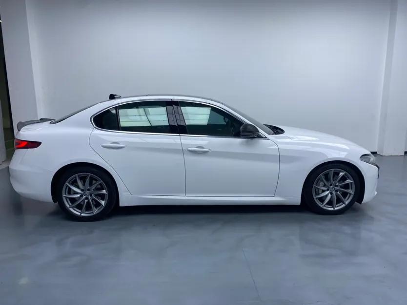 Alfa Romeo Giulia 2017 2.0T 280HP Luxury Edition — миниатюра 4