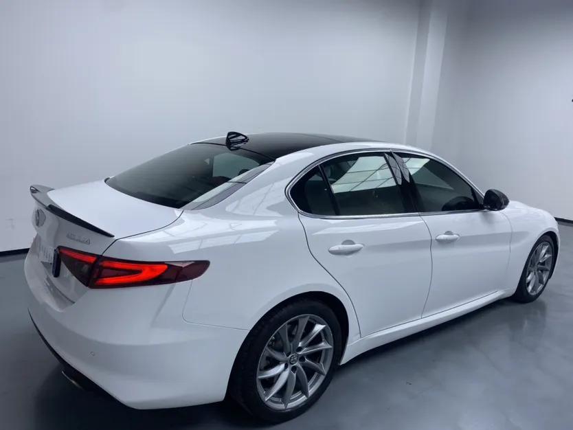 Alfa Romeo Giulia 2017 2.0T 280HP Luxury Edition — миниатюра 8